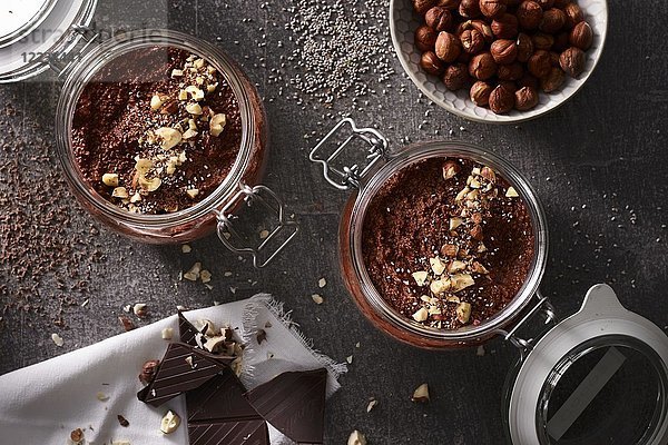Chia-Pudding mit Schokolade und Haselnüssen