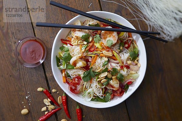 Glasnudelsalat mit Chilischoten und Erdnüssen (Thailand)