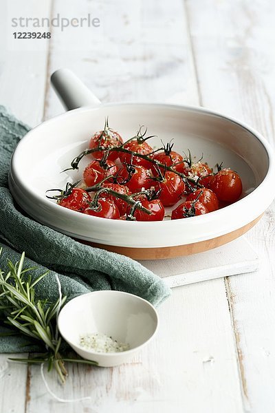 Gebratene Tomaten mit Salz in einer Auflaufform