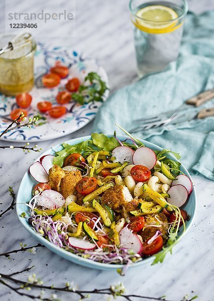Salat mit Huhn und frischem Gemüse