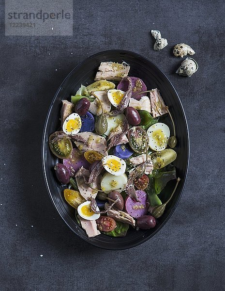 Salat nicoise  Thunfisch  Sardellen und Wachtelei