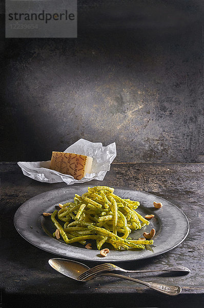 Makkaroni mit grünem Pesto  Cashewnüssen und Parmesan
