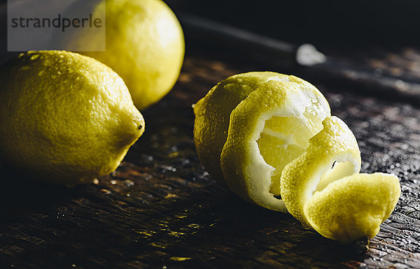 Frische Zitronen  teilweise geschält