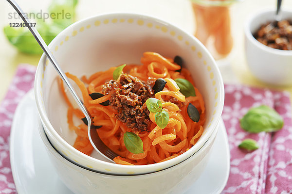Karotten-Spaghetti mit getrocknetem Tomatenpesto  Kürbiskernen und frischem Basilikum