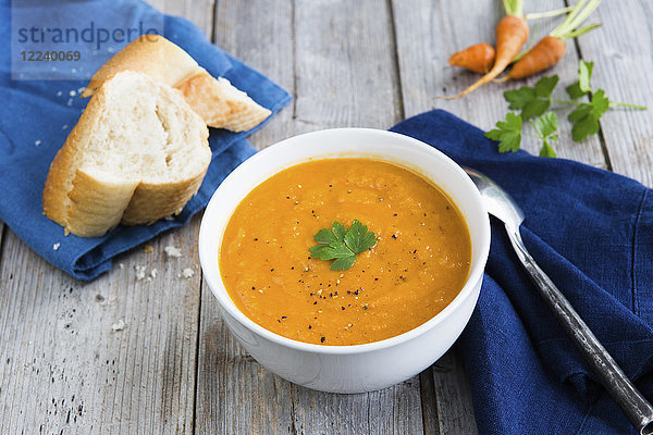 Paprika-Karotten-Suppe mit Kümmel  Petersilie und Baguette