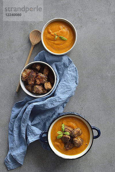 Kürbis-Curry-Suppe mit würzigem Hähnchen