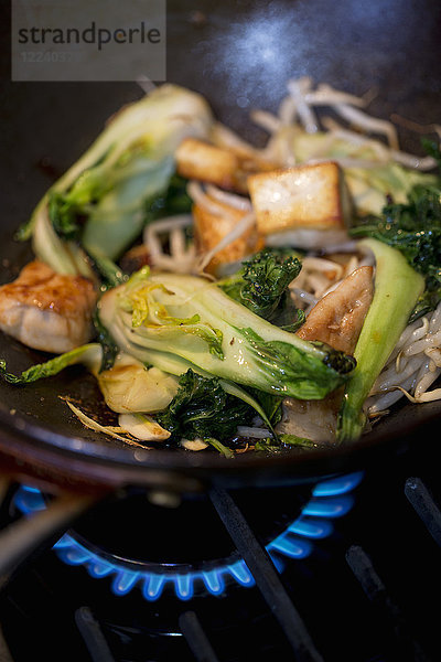 Bok choy mit Tofu und Bohnensprossen im Wok