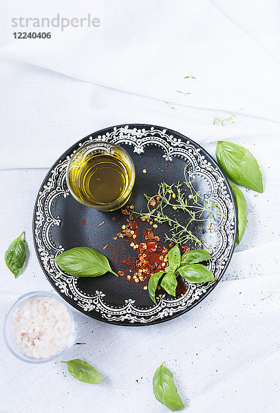Salz  Olivenöl  Chiliflocken und Basilikum