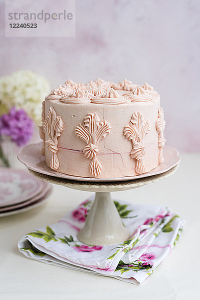 Festlicher Vanillekuchen mit rosa Fondant-Glasur