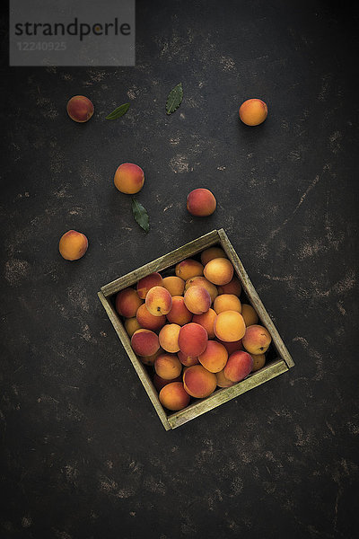 Aprikosen in einer Holzkiste