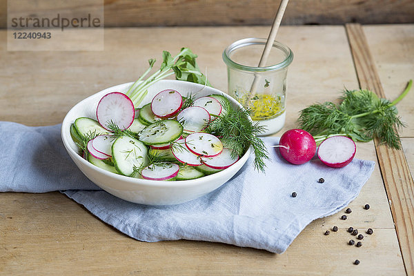 Salat aus Gurken und Radieschen