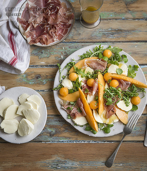 Mozzarella-Salat mit Melone und Prosciutto