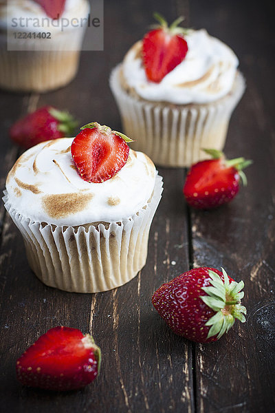 Erdbeer-Baiser-Cupcakes