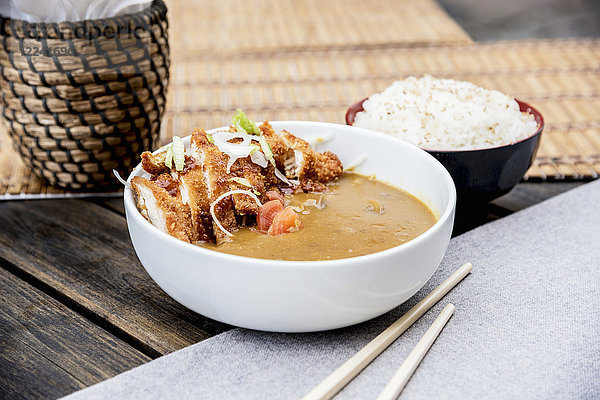 Hühner-Katsu-Curry serviert mit Reis