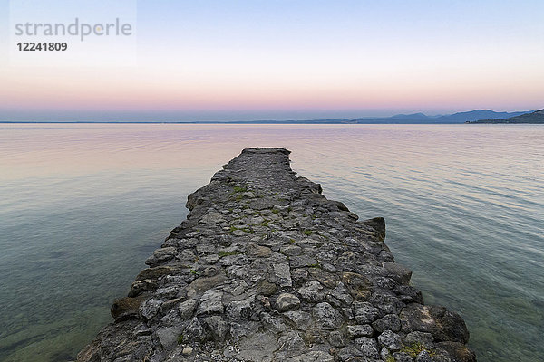 Anglersteg am Gardasee (Lago di Garda) in der Morgendämmerung in Garda in Venetien  Italien