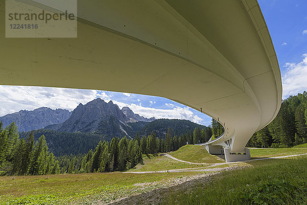 Blick von unterhalb einer Brückenüberführung in den Dolomiten in Südtirol  Italien