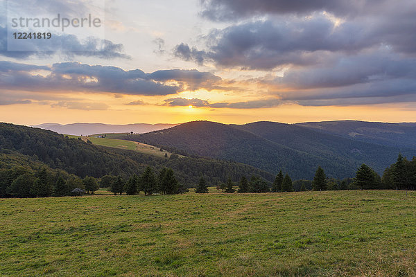 Berglandschaft mit Sonnenuntergang über den Vogesen bei Le Markstein in Haut-Rhin  Frankreich