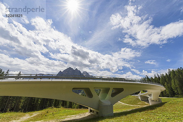 Brückenüberführung in den Bergen an einem sonnigen Tag in den Dolomiten in Südtirol  Italien