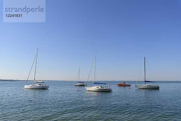 Segelboote vor Anker auf dem Gardasee (Lago di Garda) an einem sonnigen Tag in Garda in Venetien  Italien