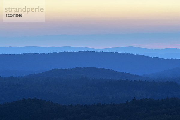 Blick vom Lusen über den Bayerischen Wald bei Sonnenaufgang bei Waldhauser im Nationalpark Bayerischer Wald  Bayern  Deutschland