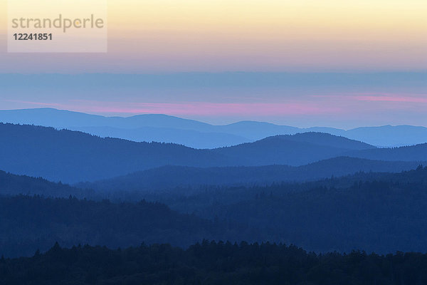 Blick vom Lusen über den Bayerischen Wald bei Sonnenaufgang bei Waldhauser im Nationalpark Bayerischer Wald  Bayern  Deutschland