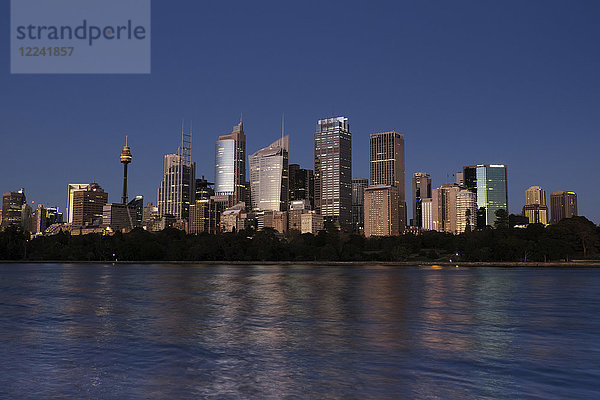 Sydney Harbour und die Skyline von Sydney in der Abenddämmerung  Australien