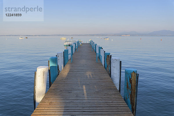 Holzsteg am Gardasee (Lago di Garda) am Morgen in Bardolino in Venetien  Italien
