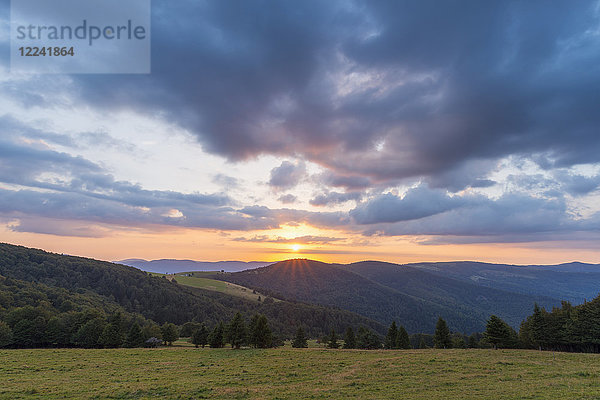 Berglandschaft mit Sonnenuntergang über den Vogesen bei Le Markstein in Haut-Rhin  Frankreich