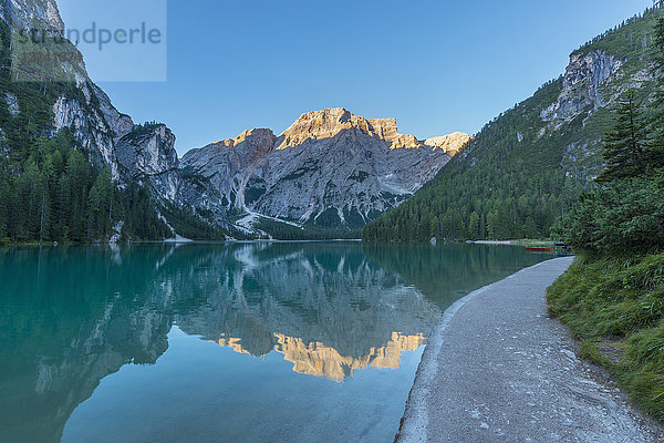 Uferweg mit Croda del Becco (Seekofel)  der sich im Pragser Wildsee (Lago di Braies) in der Provinz Bozen (Südtirol) Dolomiten  Italien  spiegelt