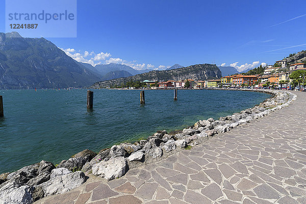 Seepromenade in Torbole am Gardasee (Lago di Garda) in Trentino  Italien