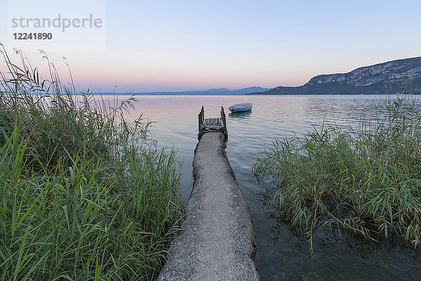 Anglersteg am Gardasee (Lago di Garda) in der Morgendämmerung in Garda in Venetien  Italien