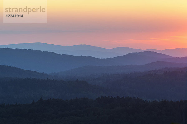 Blick vom Lusen über den Bayerischen Wald bei Sonnenuntergang bei Waldhauser im Nationalpark Bayerischer Wald  Bayern  Deutschland