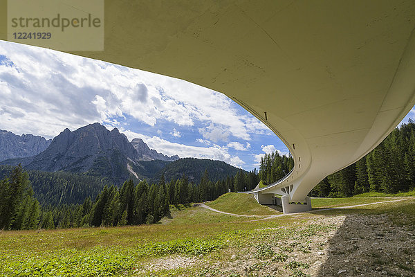 Blick von unterhalb einer Brückenüberführung in den Dolomiten in Südtirol  Italien