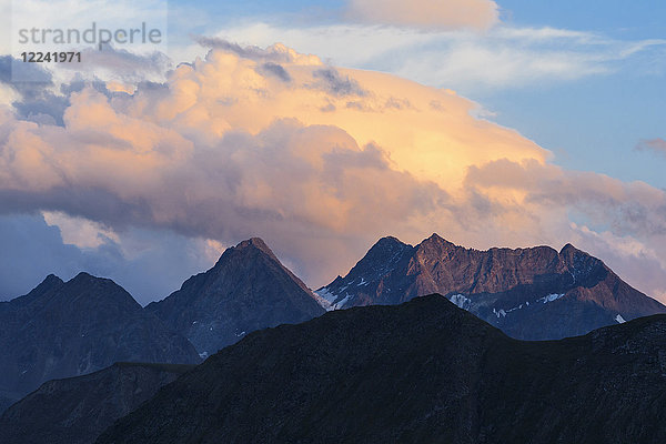 Berge mit Wolken am Abend auf Kaiser Franz Josefs Hohe an der Großglockner Hochalpenstraße im Nationalpark Hohe Tauern  Kärnten  Österreich