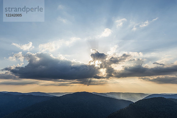 Überblick über die Vogesen bei Sonnenuntergang  wenn die Sonne durch die Wolken bricht  bei Le Markstein in Haut-Rhin  Frankreich