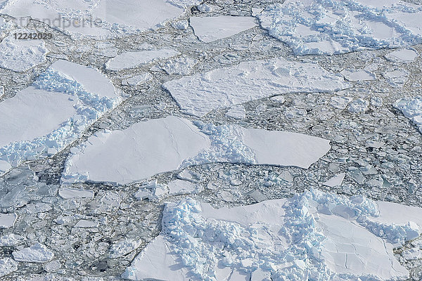 Blick auf gebrochenes Packeis und Eisschollen bei Snow Hill Island im Weddelmeer auf der Antarktischen Halbinsel  Antarktis