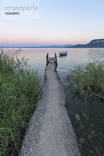 Anglersteg am Gardasee (Lago di Garda) in der Morgendämmerung in Garda in Venetien  Italien