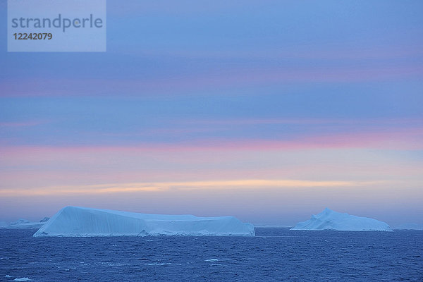 Eisberge im Antarktischen Sund bei Sonnenaufgang auf der Antarktischen Halbinsel  Antarktis