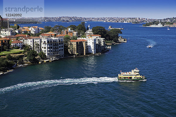 Fähre im Hafen von Sydney an einem sonnigen Tag in Sydney  Australien