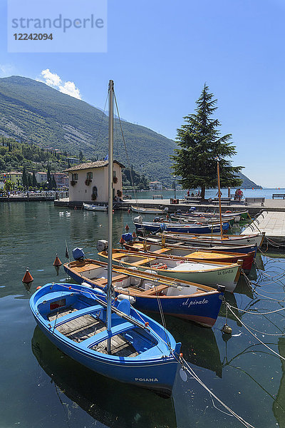 Reihe von Fischerbooten im Hafen von Torbole am Gardasee (Lago di Garda) in Trentino  Italien