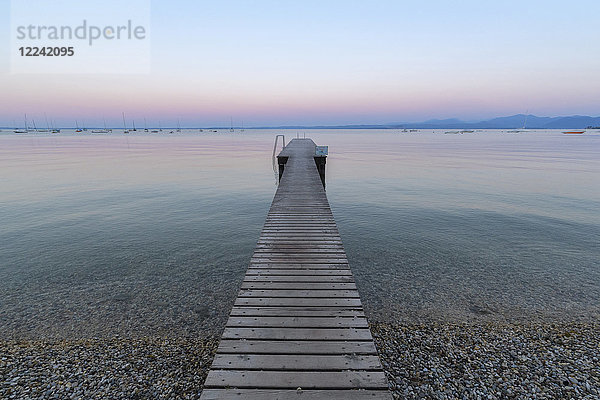 Holzsteg am Gardo-See (Lago di Garda) in der Morgendämmerung in Bardolino in Venetien  Italien