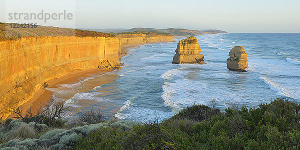 Kalksteintürme der Zwölf Apostel entlang der Küstenlinie bei Princetown  Great Ocean Road in Victoria  Australien