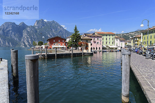 Blick auf den Badeort Torbole am Gardasee (Lago di Garda) in Trentino  Italien