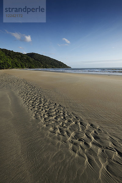 Muster im nassen Sand am Strand von Cape Tribulation in Queensland  Australien