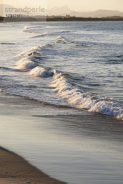 Nahaufnahme von pastellfarbenen Wellen  die am Strand von Byron Bay in New South Wales  Australien  auf die Küste treffen