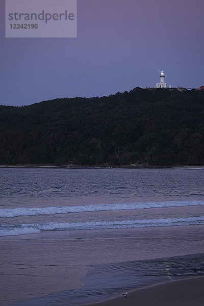 Cape Byron Lighthouse auf einem Hügel in der Abenddämmerung in Byron Bay in New South Wales  Australien
