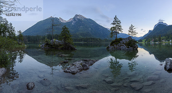 Hintersee mit Bergen in der Morgendämmerung bei Ramsau im Nationalpark Berchtesgaden in Oberbayern  Bayern  Deutschland