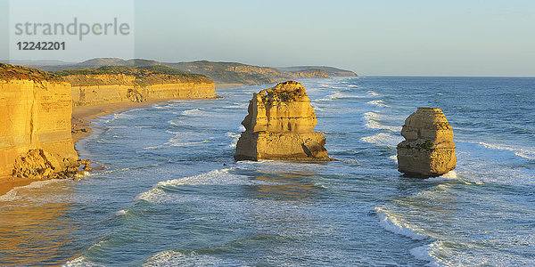 Kalksteintürme der Zwölf Apostel entlang der Küstenlinie bei Princetown  Great Ocean Road in Victoria  Australien