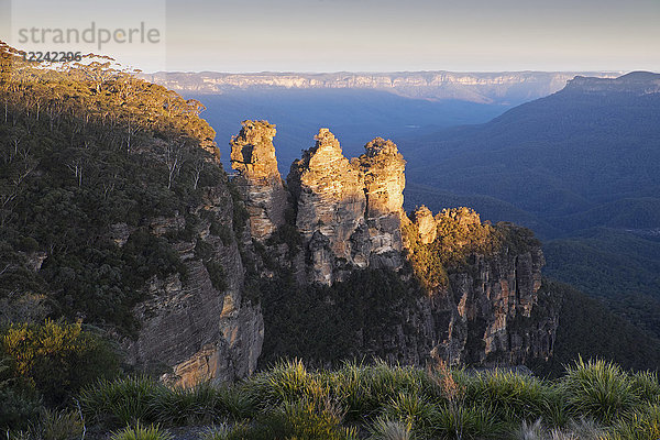 Felsformationen der Three Sisters bei Sonnenuntergang im Blue Mountains National Park in New South Wales  Australien
