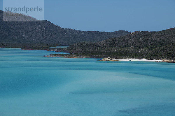 Türkisfarbenes Wasser des Korallenmeers auf den Whitsunday Islands in Queensland  Australien